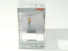 Laden Sie das Bild in den Galerie-Viewer, Vorsignal mfx DCC m. stellbarer Scheibe u. Zusatzflügel, Märklin H0 70381 neu
