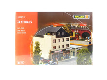 Laden Sie das Bild in den Galerie-Viewer, Modellbau Bausatz Ärztehaus, Faller H0 130654, neu
