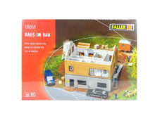 Laden Sie das Bild in den Galerie-Viewer, Modellbau Bausatz Haus im Bau, Faller H0 130559 neu
