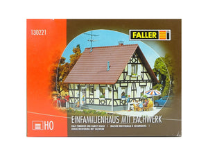 Modellbahn Haus Einfamilienhaus mit Fachwerk, Faller H0 130221 neu OVP