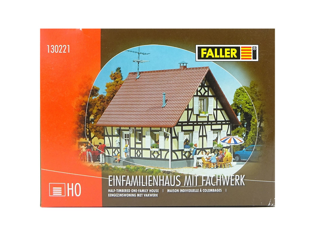 Modellbahn Haus Einfamilienhaus mit Fachwerk, Faller H0 130221 neu OVP