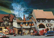 Laden Sie das Bild in den Galerie-Viewer, Bausatz Modellbau Brandruine Gasthaus Zur Sonne, Faller H0 130429, neu
