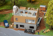 Laden Sie das Bild in den Galerie-Viewer, Modellbau Bausatz Haus im Bau, Faller H0 130559 neu
