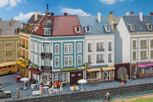 Laden Sie das Bild in den Galerie-Viewer, Modellbau Bausatz 2 Stadthäuser Beethovenstraße, Faller H0 130703, neu
