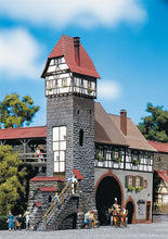 Laden Sie das Bild in den Galerie-Viewer, Modellbahn Modellbau Bausatz Altstadt Turmhaus, Faller H0 130402 neu OVP
