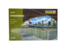 Laden Sie das Bild in den Galerie-Viewer, Bausatz Modellbau Reparaturhalle, Faller H0 144103, neu
