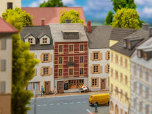 Laden Sie das Bild in den Galerie-Viewer, Modellbau Bausatz Stadthaus mit Bäckerei Faller Z 282792 neu
