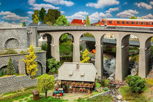 Laden Sie das Bild in den Galerie-Viewer, Bausatz Viadukt Set, 2-gleisig gebogen, Faller H0 120466 neu
