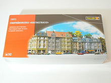 Laden Sie das Bild in den Galerie-Viewer, Modellbahn Bausatz Stadthäuserzeile Goethestrasse, Faller H0 130915 neu, OVP
