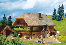 Laden Sie das Bild in den Galerie-Viewer, Bausatz Modellbahn Schwarzwälder Bauernhaus, Faller H0 131543 neu
