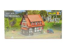 Laden Sie das Bild in den Galerie-Viewer, Modellbahn Modelleisenbahn Bausatz Fachwerkhaus, Faller H0 131374 neu, OVP
