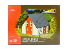 Laden Sie das Bild in den Galerie-Viewer, Modellbahn Haus Einfamilienhaus, Faller H0 130315 neu OVP
