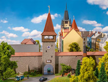 Laden Sie das Bild in den Galerie-Viewer, Modellbau Bausatz Altstadtturm mit Mauer, Faller N 232171 neu
