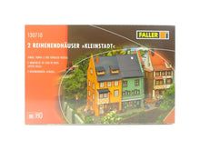 Laden Sie das Bild in den Galerie-Viewer, Bausatz 2 Reihenendhäuser Kleinstadt, Faller H0 130710, neu
