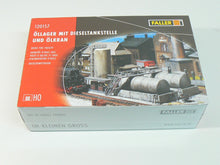 Laden Sie das Bild in den Galerie-Viewer, Modellbau Bausatz Öllager mit Dieseltankstelle und Ölkran, Faller H0 120157 neu
