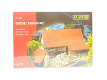 Laden Sie das Bild in den Galerie-Viewer, Bausatz Modellbau Großes Bauernhaus, Faller H0 191744, neu

