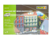 Laden Sie das Bild in den Galerie-Viewer, Modellbau Bausatz Stadthaus mit Modellbaugeschäft, Faller N 232172 neu
