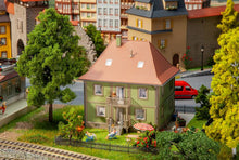 Laden Sie das Bild in den Galerie-Viewer, Bausatz Wohnhaus Kirchstraße 5, Faller H0 130682, neu
