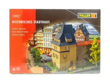 Laden Sie das Bild in den Galerie-Viewer, Bausatz Stadthaus historisch, Faller H0 130821 neu
