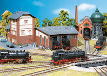 Laden Sie das Bild in den Galerie-Viewer, Modellbahn Lokschuppen Ringlokschuppen 3 ständig, Faller H0 120176 neu OVP
