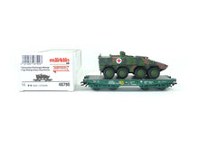 Laden Sie das Bild in den Galerie-Viewer, Märklin H0 48790 - Flachwagen Rlmmps m. Boxer, BW, Eurotrain neu, OVP
