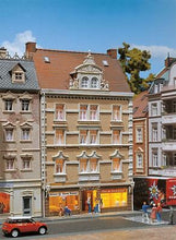 Laden Sie das Bild in den Galerie-Viewer, Modellbahn Bausatz Stadthaus Allianz + Tee &amp; Gewürze, Faller H0 130448 neu, OVP

