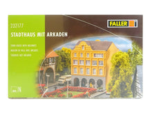 Laden Sie das Bild in den Galerie-Viewer, Modellbau Bausatz Stadthaus mit Arkaden, Faller N 232177 neu OVP
