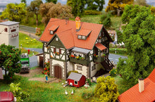Laden Sie das Bild in den Galerie-Viewer, Modellbahn Bausatz Forstamt, Faller H0 130572 neu, OVP
