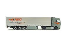 Laden Sie das Bild in den Galerie-Viewer, MAN TGX GX Gardinenplanen-Sattelzug &quot;KM Cargo&quot;, Herpa H0 952361 neu OVP
