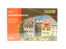Laden Sie das Bild in den Galerie-Viewer, Modellbahn Bausatz Kleinstadthäuserzeile, Faller H0 130707 neu, OVP
