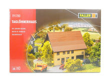 Laden Sie das Bild in den Galerie-Viewer, Modellbau Bausatz Taglöhnerhaus Faller H0 191780 neu
