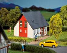 Laden Sie das Bild in den Galerie-Viewer, Modellbahn Haus Einfamilienhaus, Faller H0 130315 neu OVP
