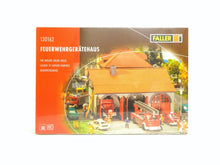 Laden Sie das Bild in den Galerie-Viewer, Bausatz Modellbahn Feuerwehrgerätehaus, Faller H0 130162, neu

