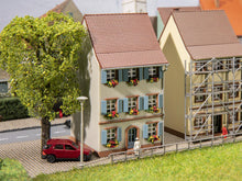 Laden Sie das Bild in den Galerie-Viewer, Modellbahn Bausatz Altstadthaus m. Fensterläden, Faller N 232176 neu OVP
