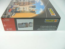 Laden Sie das Bild in den Galerie-Viewer, Modellbau Bausatz Stadthäuserzeile Beethovenstrasse, Faller H0 130701, neu
