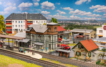 Laden Sie das Bild in den Galerie-Viewer, Modellbau Bausatz Aktions-Set Bahnhof Sonneberg, Faller H0 190085 neu

