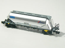 Laden Sie das Bild in den Galerie-Viewer, NME N 203601, Staubsilowagen Uacns GATX - CEMEX, silber, neu, OVP
