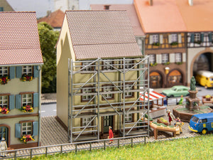 Modellbahn Bausatz Altstadthaus m Gerüst, Faller N 232175 neu OVP