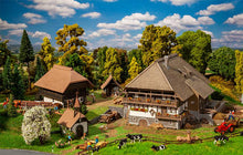 Laden Sie das Bild in den Galerie-Viewer, Modellbau Bausatz Schwarzwald-Set Vogtsbauernhof, Faller H0 130677, neu
