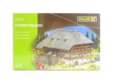 Laden Sie das Bild in den Galerie-Viewer, Modellbau Bausatz Schwarzwaldhof, Faller N 232258 neu
