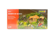 Laden Sie das Bild in den Galerie-Viewer, Faller H0 130637, Jagdhütte mit Hochsitz, neu, OVP
