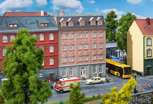 Laden Sie das Bild in den Galerie-Viewer, Modellbau Bausatz Stadthaus mit Kanzlei, Faller H0 130627 neu
