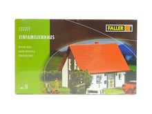 Laden Sie das Bild in den Galerie-Viewer, Modellbau Modellbahn Einfamilienhaus grau, Faller N 232321 neu OVP
