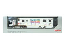 Laden Sie das Bild in den Galerie-Viewer, Modellauto MB Actros ClassicSpace Koffer-Sattelzug &quot;DRK Bremen / Impfmobil&quot;, Herpa H0 949514 neu OVP
