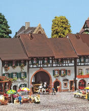 Laden Sie das Bild in den Galerie-Viewer, Modellbahn Bausatz Stadthaus Schwabentor, Faller N 232374 neu OVP
