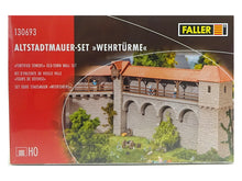 Laden Sie das Bild in den Galerie-Viewer, Modellbahn Bausatz Altstadtmauer-Set Wehrtürme, Faller H0 130693 neu OVP
