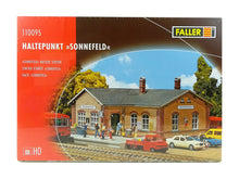 Laden Sie das Bild in den Galerie-Viewer, Modellbahn Bausatz Haltepunkt Sonnefeld, Faller H0 110095 neu OVP
