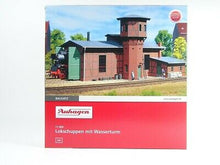 Laden Sie das Bild in den Galerie-Viewer, Modellbahn Lokschuppen mit Wasserturm, Bausatz, Auhagen 11400 H0 neu, OVP

