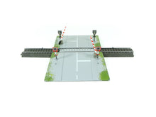 Laden Sie das Bild in den Galerie-Viewer, C Gleis Bahnübergang vollautomatisch eingleisig, Märklin H0 74924 neu

