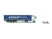 Laden Sie das Bild in den Galerie-Viewer, Herpa H0 Modellauto MB Actros Gigaspace GaPlSzg Samskip/Van Dieren 159609 OVP
